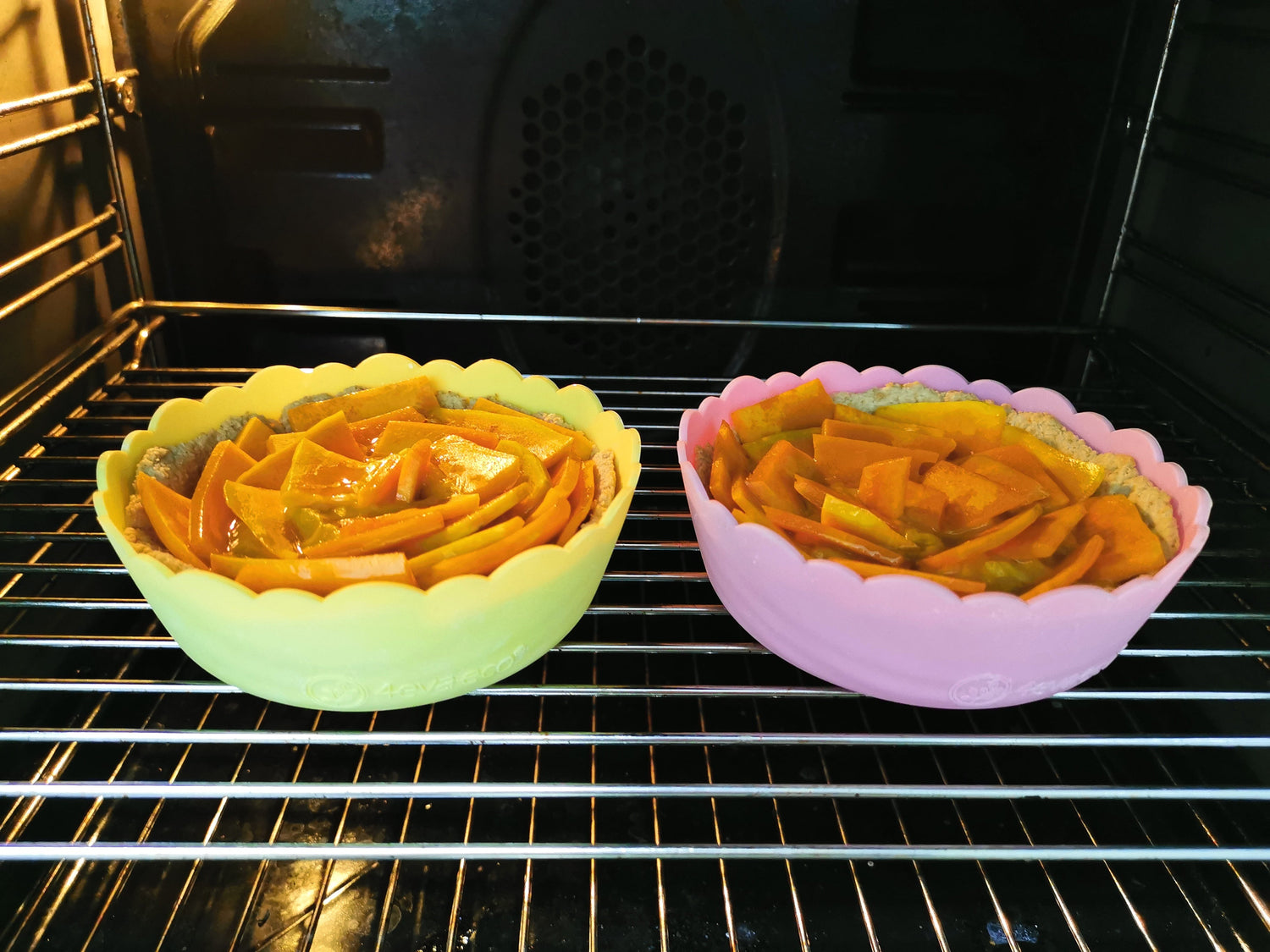 Pastel Mini Bowl 4pcs (2 x stainless steel bowls, 2 x silicone bowls) - Factory seconds